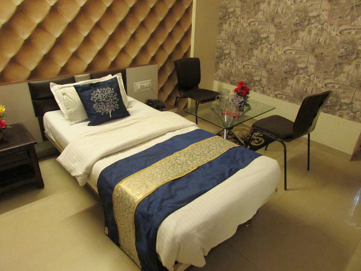 Hotel Neelkanth Residency Гандинагар Экстерьер фото